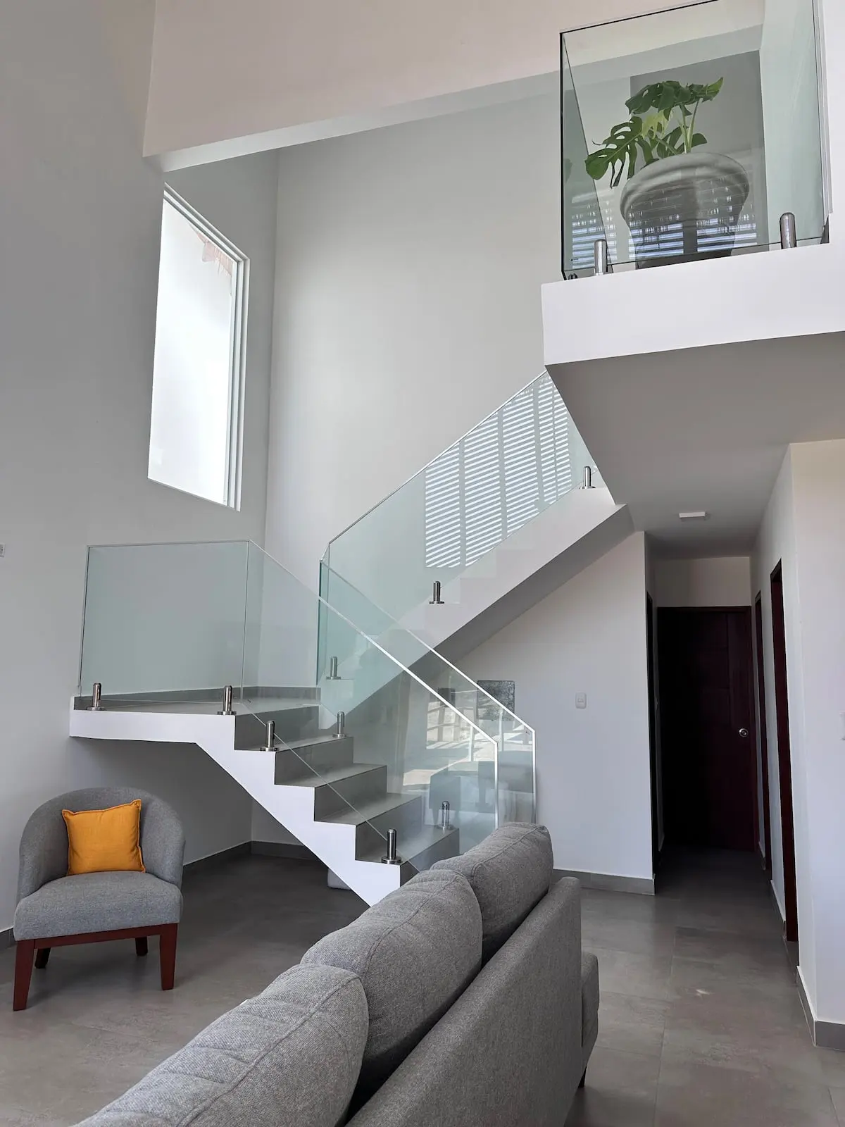 Escalera al segundo piso