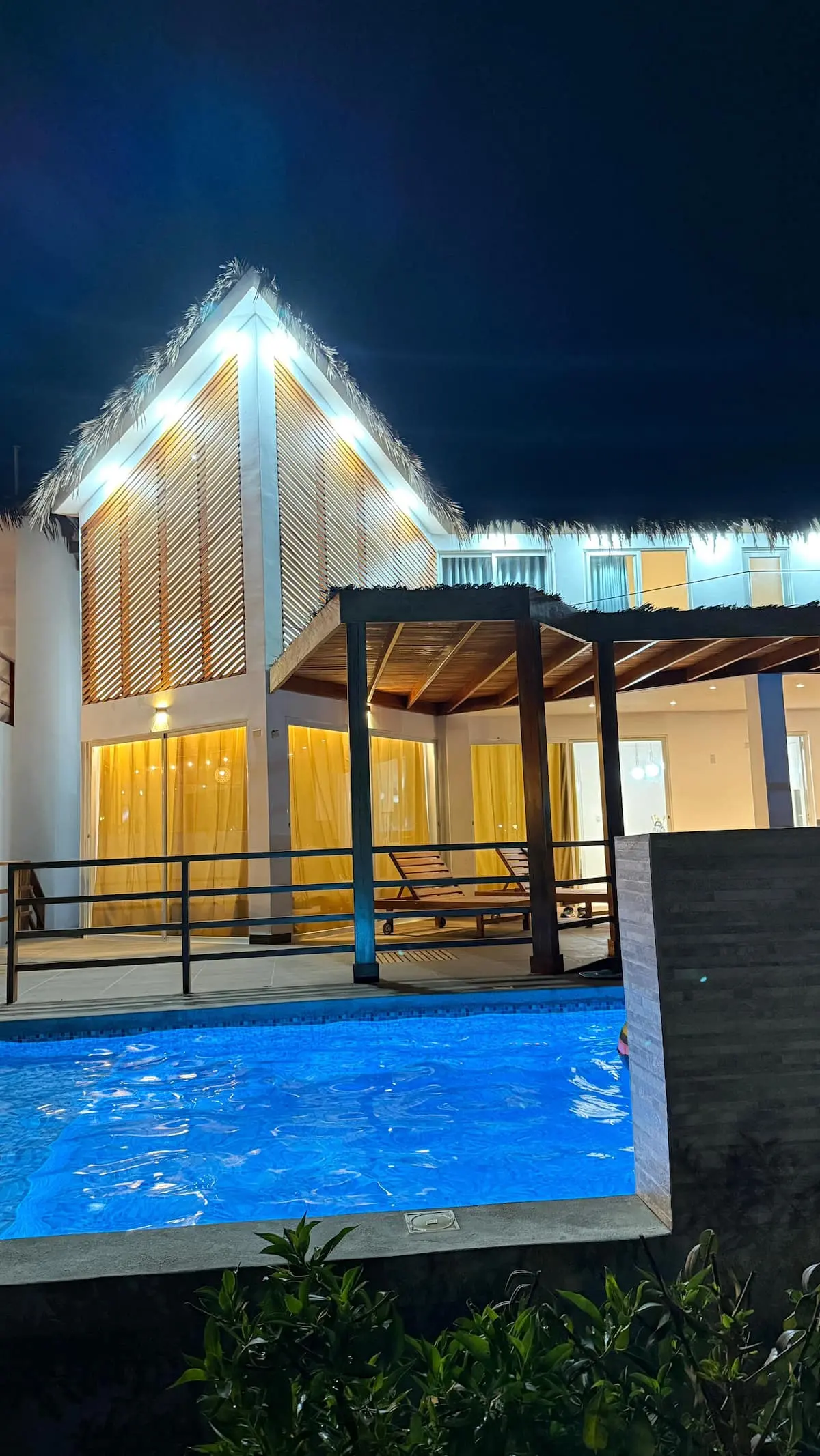La casa iluminada de noche
